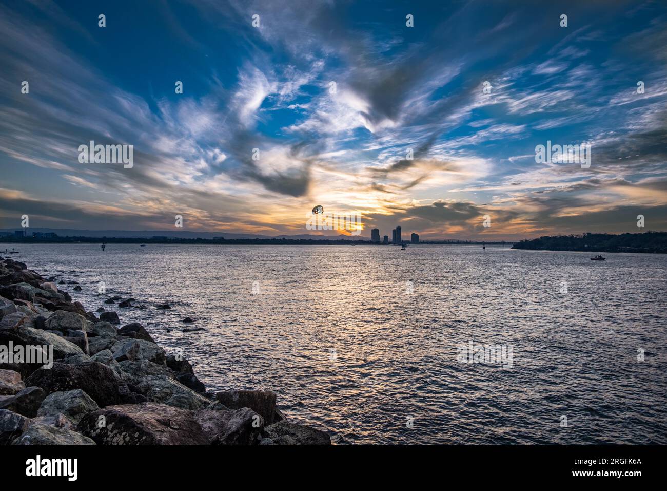 Der dramatische Himmel mit Gebäude und Fallschirmhintergrund Stockfoto