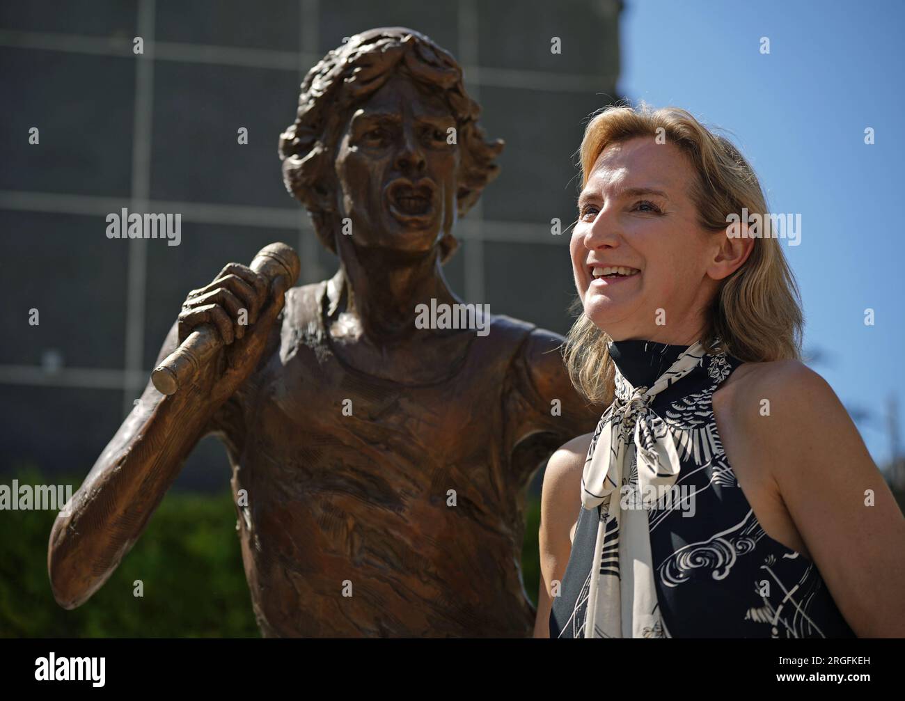 „The Glimmer Twins“, eine Statue der Rolling Stones Sir Mick Jagger und Keith Richards, geschaffen von Bildhauer Amy Goodman, wird in One Bell Corner in Dartford, Essex, enthüllt. Die Statue wurde vom Gemeinderat von Dartford in Auftrag gegeben, um zwei der berühmtesten ehemaligen Bewohner der Stadt zu feiern. Bilddatum: Mittwoch, 9. August 2023. Stockfoto