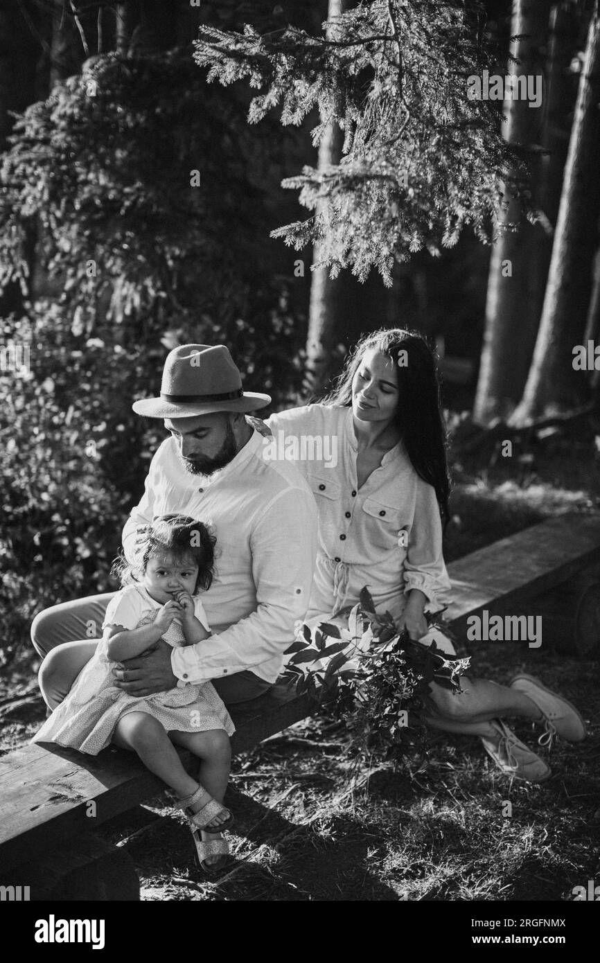 Glückliche Familie mit kleiner Tochter draußen. Schwarz auf Weiß Stockfoto