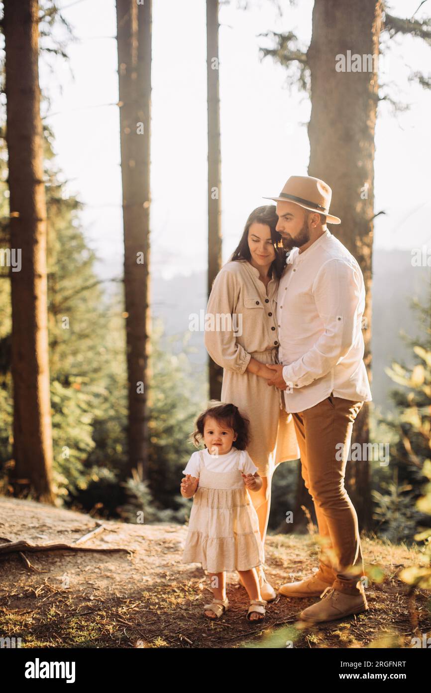 Junge, glückliche Familie, die in sonnigen Bergen chillt Stockfoto