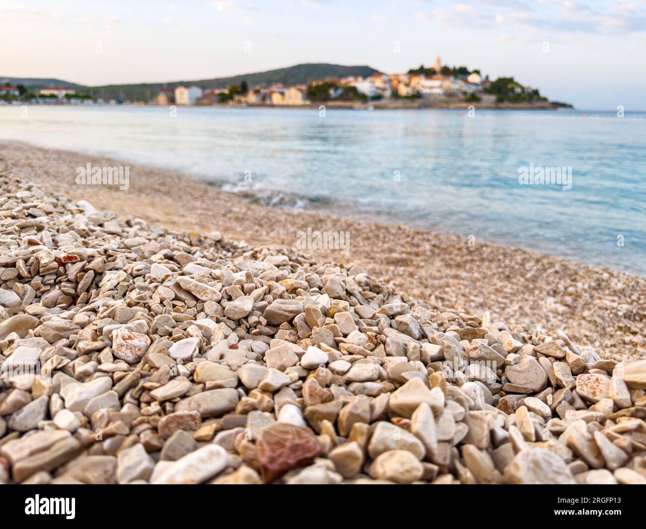 Kleine Steine am Strand. Stockfoto