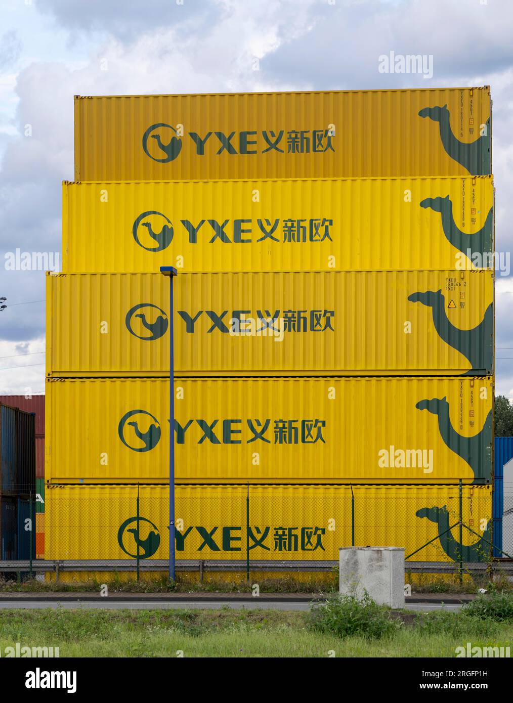 Container des chinesischen Güterzugbetreibers YXE aus Yiwu, China, Teil der Seidenstraße von China nach Deutschland, im Hafen von Duisburg, Logpor Stockfoto