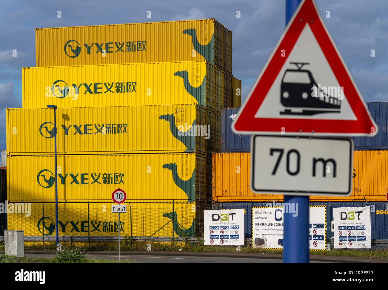 Container des chinesischen Güterzugbetreibers YXE aus Yiwu, China, Teil der Seidenstraße von China nach Deutschland, im Hafen von Duisburg, Logpor Stockfoto