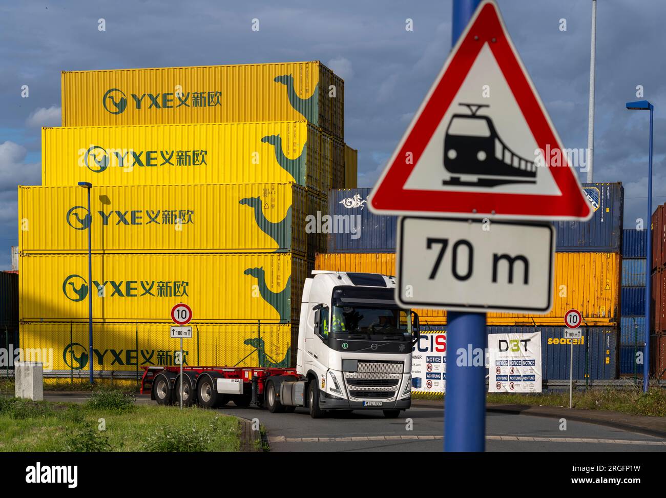 Container des chinesischen Güterzugbetreibers YXE aus Yiwu, China, Teil der Seidenstraße von China nach Deutschland, im Hafen von Duisburg, Logpor Stockfoto