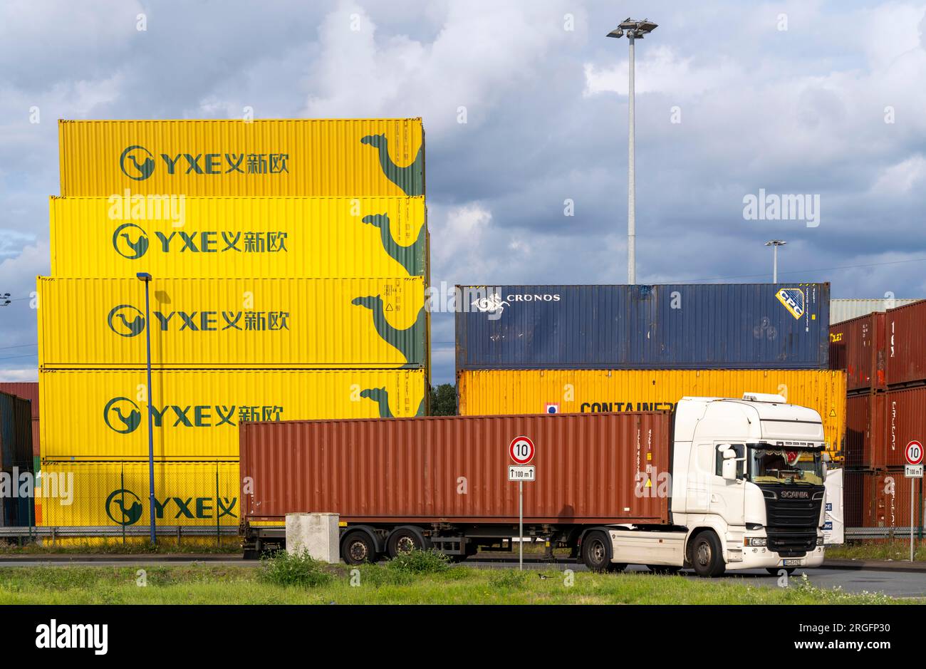 Container des chinesischen Güterzugbetreibers YXE aus Yiwu, China, Teil der Seidenstraße von China nach Deutschland, im Hafen von Duisburg, Logpor Stockfoto