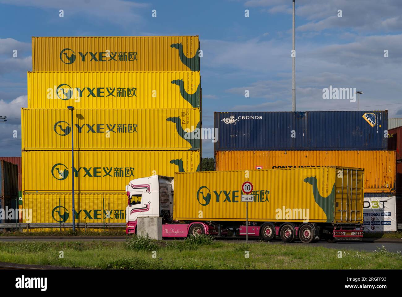 Container des chinesischen Güterzugbetreibers YXE aus Yiwu, China, Teil der Seidenstraße von China nach Deutschland, im Hafen von Duisburg, Logpor Stockfoto