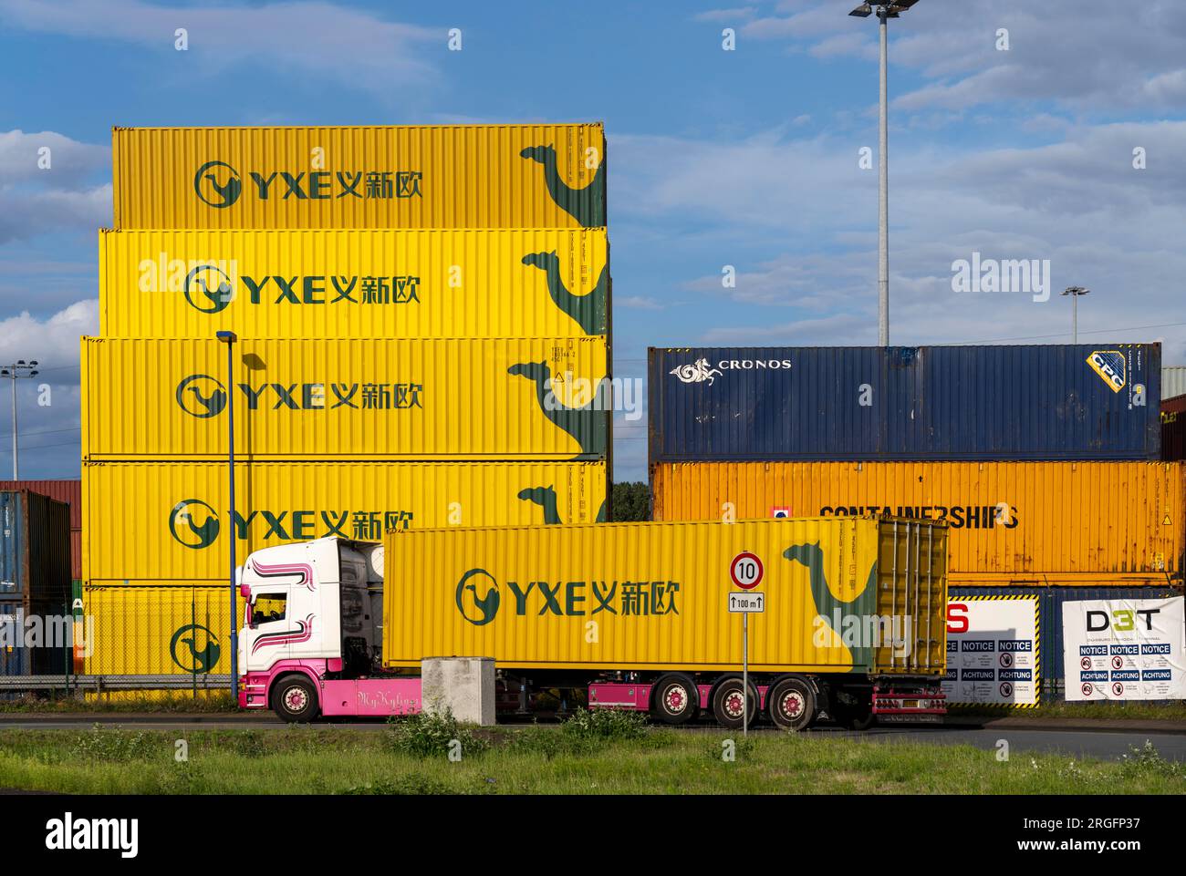 Container des chinesischen Güterzugbetreibers YXE aus Yiwu, China, Teil der Seidenstraße von China nach Deutschland, im Hafen von Duisburg, Logpor Stockfoto