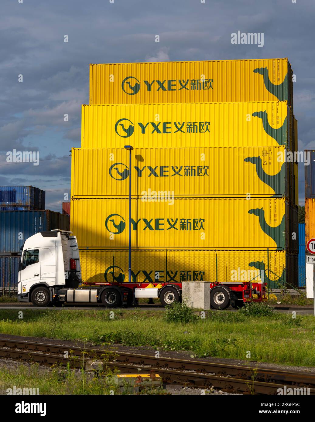 Container des chinesischen Güterzugbetreibers YXE aus Yiwu, China, Teil der Seidenstraße von China nach Deutschland, im Hafen von Duisburg, Logpor Stockfoto