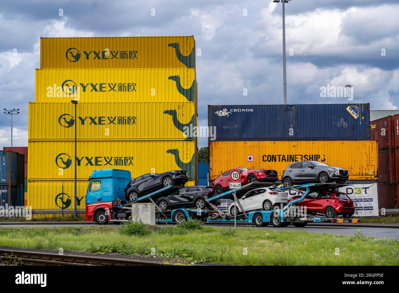 Container des chinesischen Güterzugbetreibers YXE aus Yiwu, China, Teil der Seidenstraße von China nach Deutschland, im Hafen von Duisburg, Logpor Stockfoto