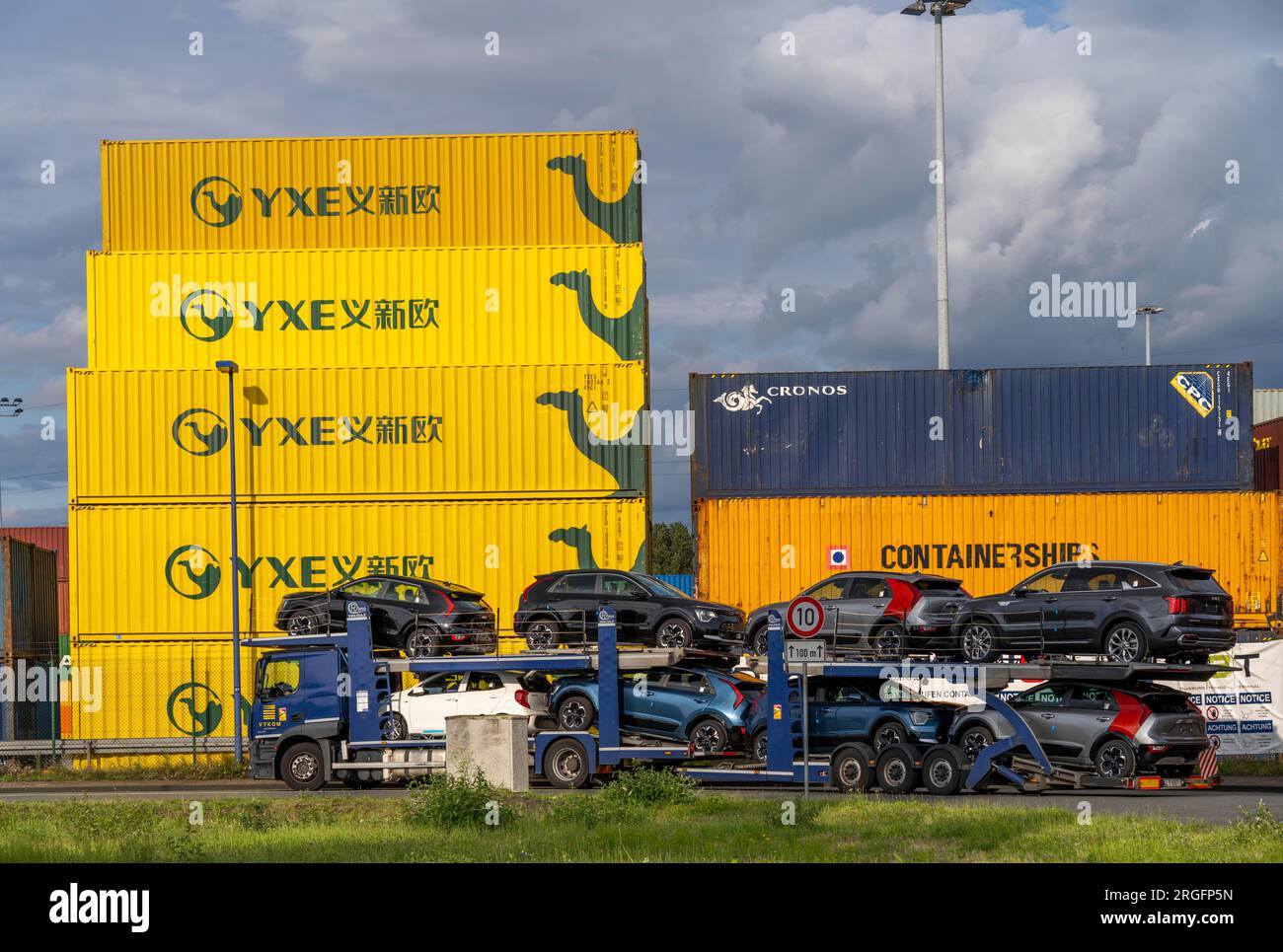 Container des chinesischen Güterzugbetreibers YXE aus Yiwu, China, Teil der Seidenstraße von China nach Deutschland, im Hafen von Duisburg, Logpor Stockfoto