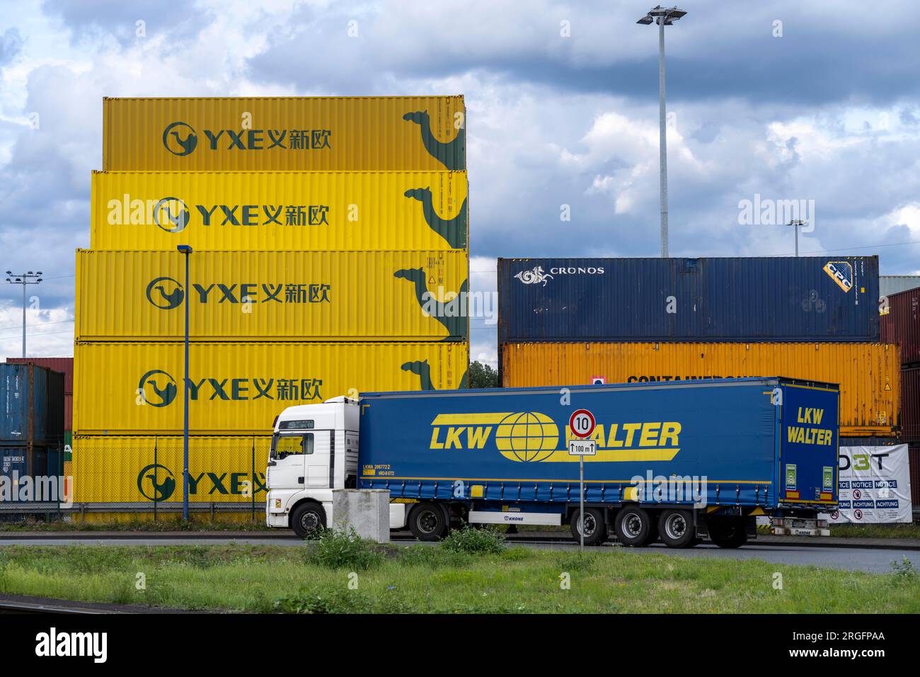 Container des chinesischen Güterzugbetreibers YXE aus Yiwu, China, Teil der Seidenstraße von China nach Deutschland, im Hafen von Duisburg, Logpor Stockfoto