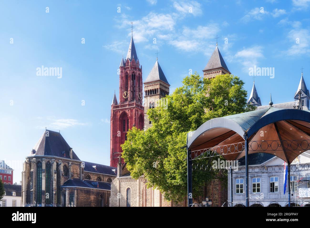 Maastricht, Niederlande. Kirche des heiligen Johannes (links) und Basilika des heiligen Servatius (rechts) vom Vrijthof aus gesehen Stockfoto