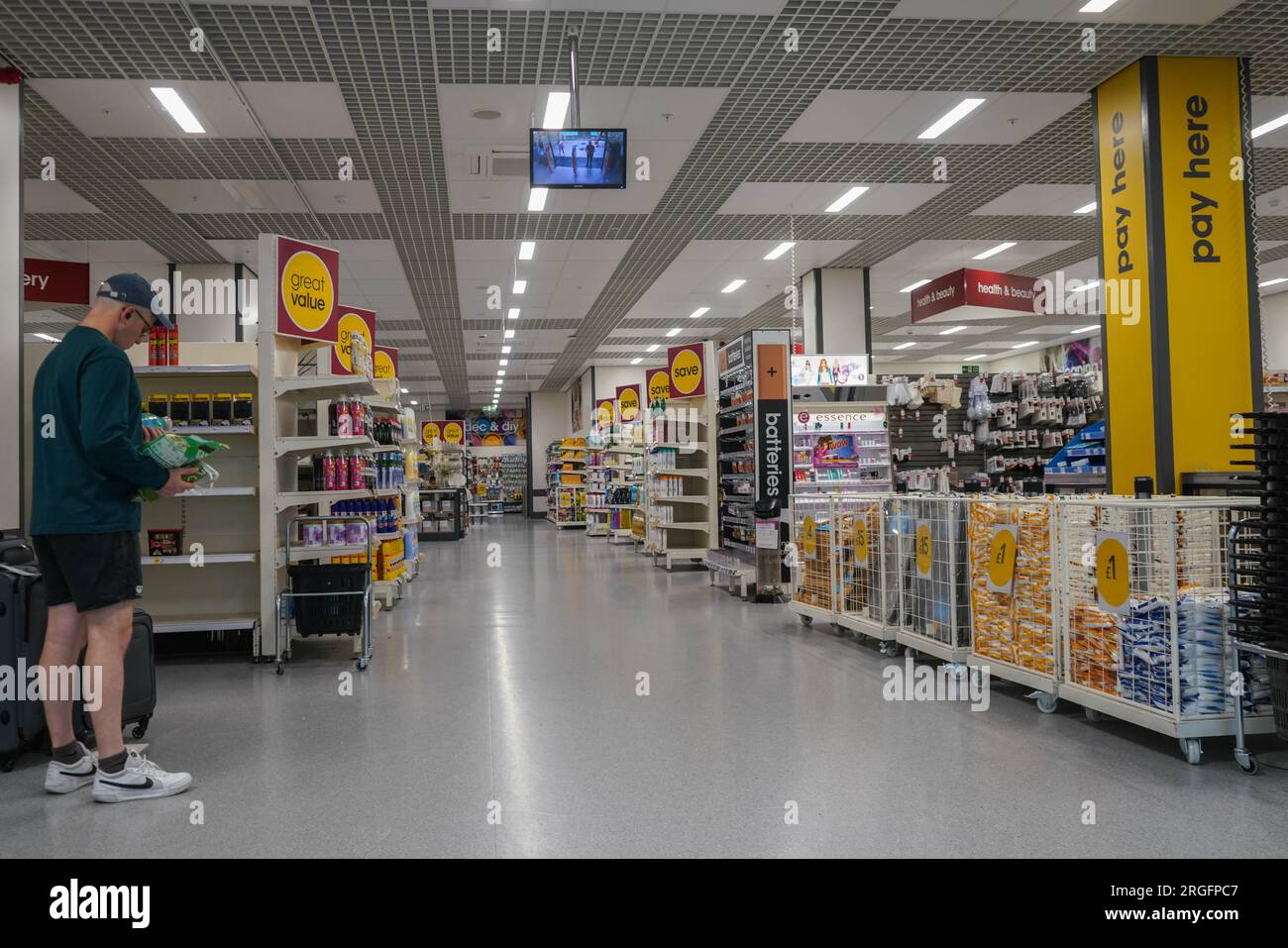 Putney London UK 9 . August 2023 . Ein Wilko-Laden in der Putney High Street, Südwest-London. Wilko hat Gespräche mit der Private-Equity-Gesellschaft Gordon Brothers aufgenommen, nachdem sie eine Mitteilung über die Absicht eingereicht hatte, Administratoren zu ernennen, die 12.000 Arbeitsplätze in den 400 Filialen in Großbritannien gefährden würden. Gordon Brothers hat Interesse an einem möglichen Rettungsangebot für die in Schwierigkeiten geratene Einzelhandelskette bekundet, in Partnerschaft mit anderen Finanzgebern, um Kapital- und Fremdfinanzierung zu fördern. Kredit: amer Ghazzal/Alamy Live News Stockfoto