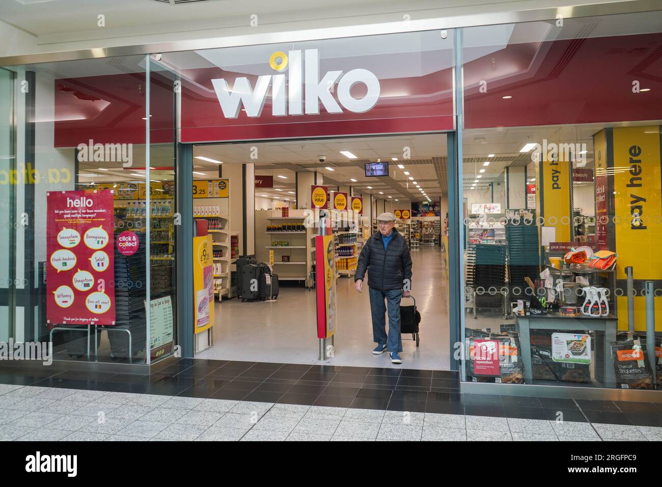 Putney London UK 9 . August 2023 . Ein Wilko-Laden in der Putney High Street, Südwest-London. Wilko hat Gespräche mit der Private-Equity-Gesellschaft Gordon Brothers aufgenommen, nachdem sie eine Mitteilung über die Absicht eingereicht hatte, Administratoren zu ernennen, die 12.000 Arbeitsplätze in den 400 Filialen in Großbritannien gefährden würden. Gordon Brothers hat Interesse an einem möglichen Rettungsangebot für die in Schwierigkeiten geratene Einzelhandelskette bekundet, in Partnerschaft mit anderen Finanzgebern, um Kapital- und Fremdfinanzierung zu fördern. Kredit: amer Ghazzal/Alamy Live News Stockfoto