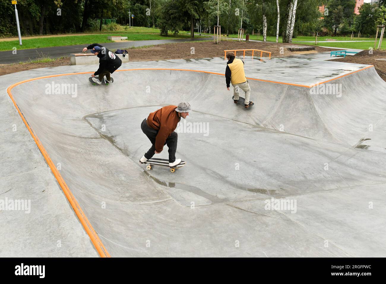 Plzen, Tschechische Republik. 9. Aug. 2023. Ein Skater fährt am Dienstag, den 9. August 2023, durch einen neuen Skatepark in Plzen, Tschechische Republik. Kredit: Miroslav Chaloupka/CTK Photo/Alamy Live News Stockfoto