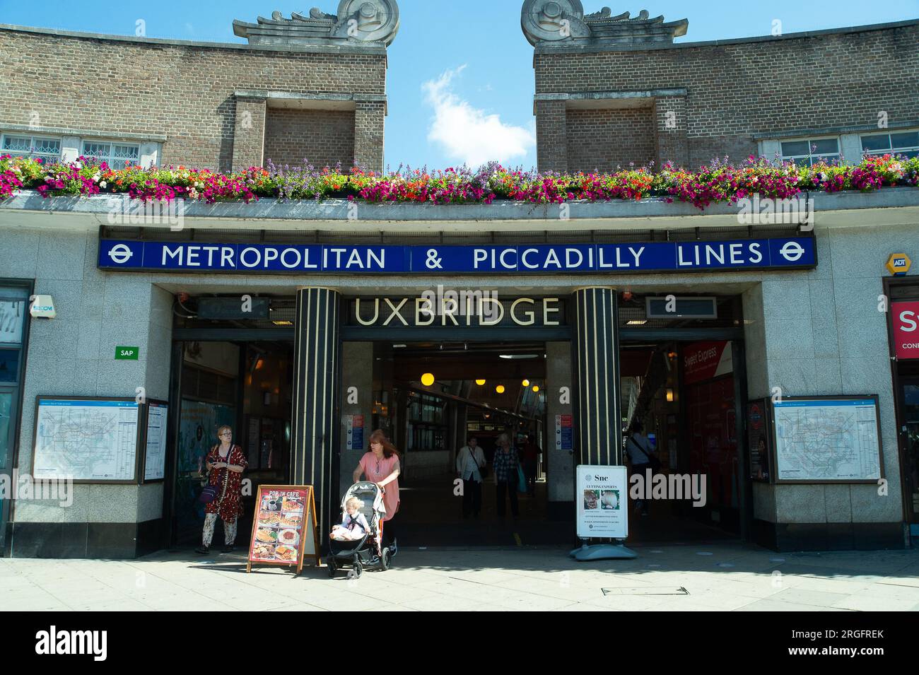 Uxbridge, Großbritannien. 9. August 2023. Um die Stadt Uxbridge im Londoner Stadtteil Hillingdon wurden neue ULEZ-Kameras und Schilder installiert. Ab Ende August wird Uxbridge Teil der erweiterten Ultra Low Emission Zone, die von Transport for London und dem Londoner Bürgermeister Sadiq Khan eingerichtet wird. Wer nach Uxbridge fährt, muss entweder ein ULEZ-konformes Fahrzeug besitzen oder jedes Mal, wenn er nach Uxbridge fährt, £12,50 Euro bezahlen, sobald das neue erweiterte System für die extrem emissionsarme Zone Ende dieses Monats in Kraft tritt. Fahrer, die die Gebühr von £12,50 USD nicht zahlen, erhalten eine Strafe Stockfoto