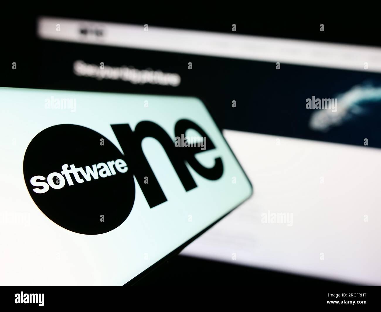 Mobiltelefon mit Logo des Schweizer SoftwareOne AG auf dem Bildschirm vor der Business-Website. Fokus auf der linken Seite des Telefondisplays. Stockfoto