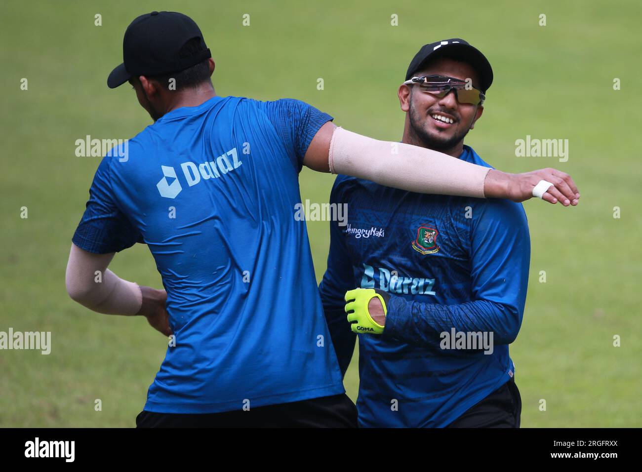 Nazmul Hasan Shanto (L) und Zakir Hasan (R) machen Spaß, während die Bangladesch National Cricketspieler an der Übungssitzung im Sher-e-Bangla National Cric teilnehmen Stockfoto