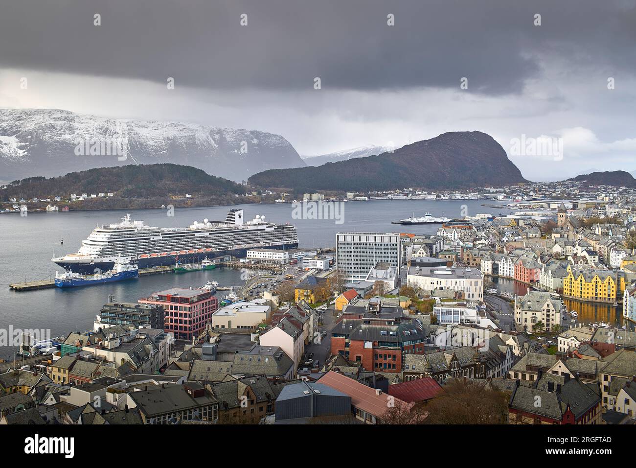 Holland America Liner Cruise Ship, MS Rotterdam, in Alesund (Ålesund), Norwegen. 2. Mai 2023 Stockfoto