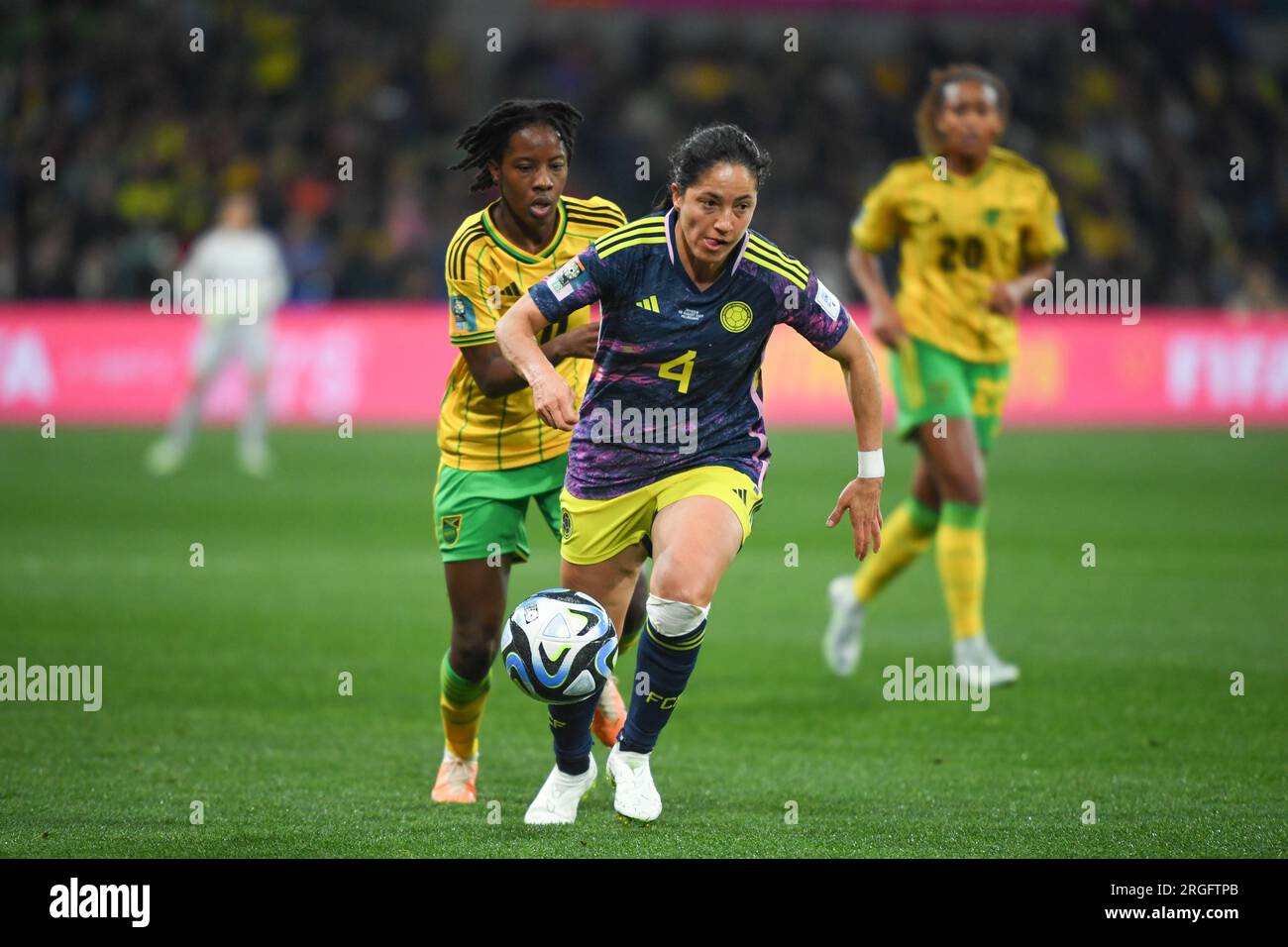 Melbourne, Australien. 08. Aug. 2023. Diana Ospina Garcia (F) aus Kolumbien und Jody Kimone Brown (B) aus Jamaika werden während des Spiels der FIFA Women's World Cup 2023 Runde 16 zwischen Kolumbien und Jamaika im Melbourne Rectangular Stadium in Aktion gesehen. Endstand Kolumbien 1:0 Jamaika. Kredit: SOPA Images Limited/Alamy Live News Stockfoto