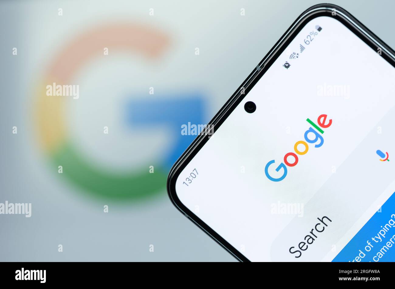 New York, USA - 6. August 2023: Öffnen Sie die Google-Such-App auf dem Smartphone-Bildschirm in Nahaufnahme mit verschwommenem Logo-Hintergrund Stockfoto