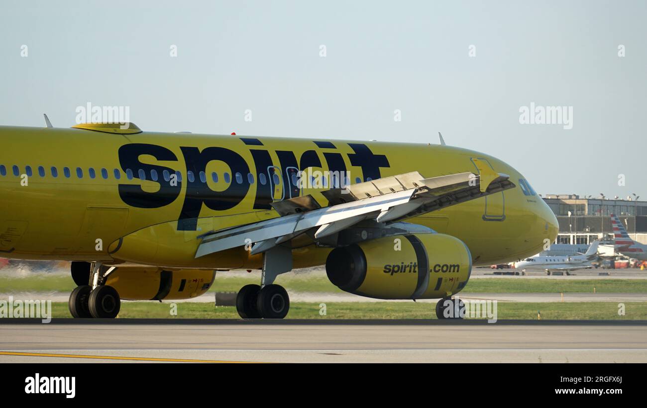 Spirit Airlines Airbus A320 fährt nach der Landung am Chicago O'Hare International Airport auf der Landebahn. Stockfoto