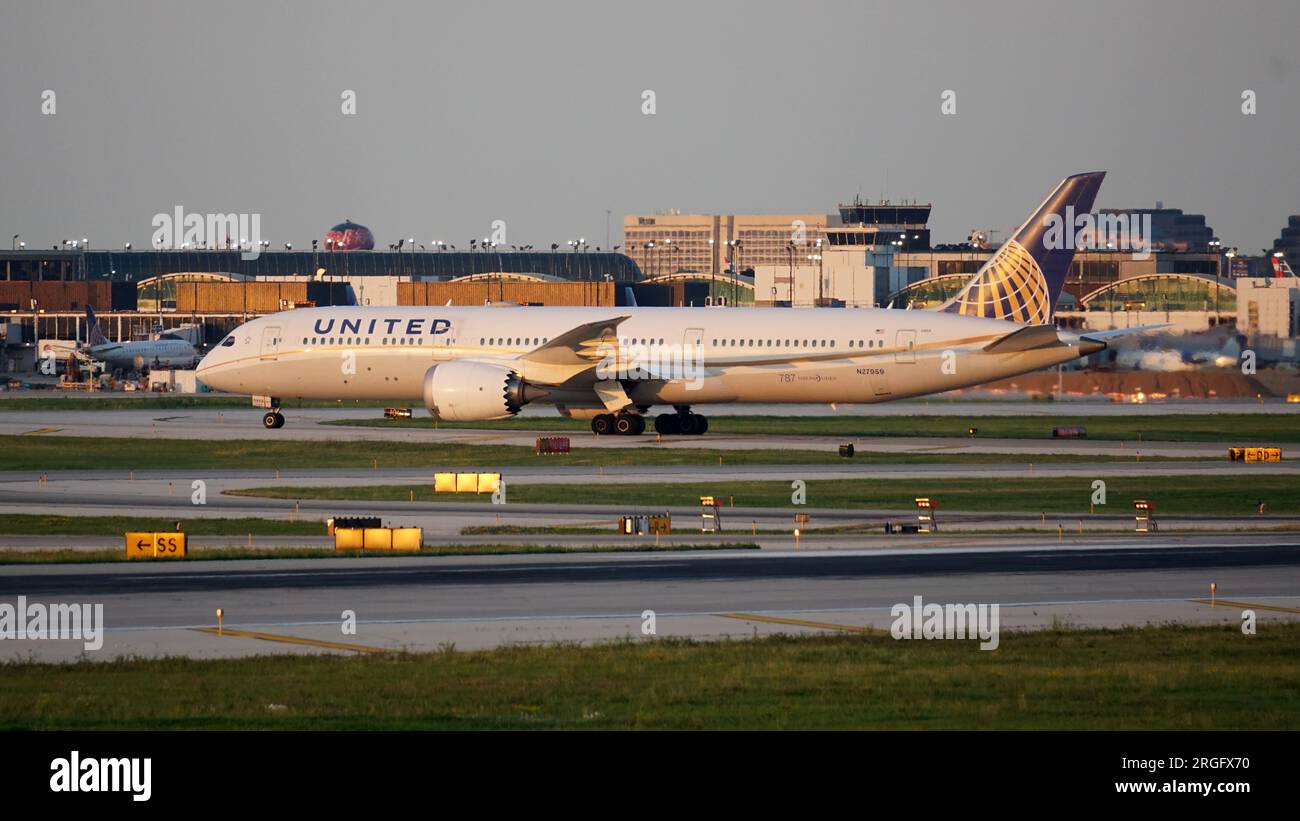 United Airlines Boeing 787 Dreamliner taxiert nach der Landung auf dem Chicago O'Hare International Airport auf der Start- und Landebahn. Stockfoto