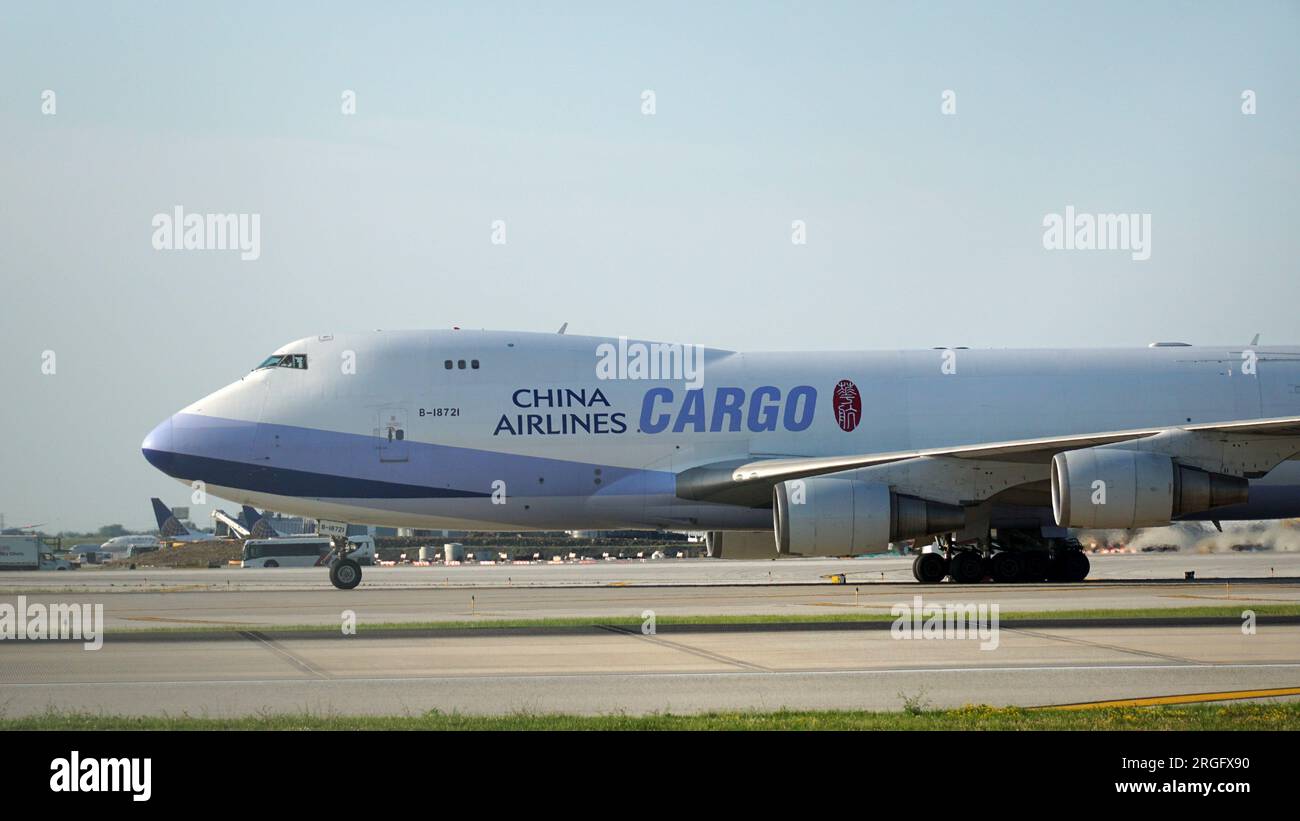 China Airlines Cargo-Flugzeug fährt nach der Landung am Chicago O'Hare International Airport auf der Landebahn. Stockfoto