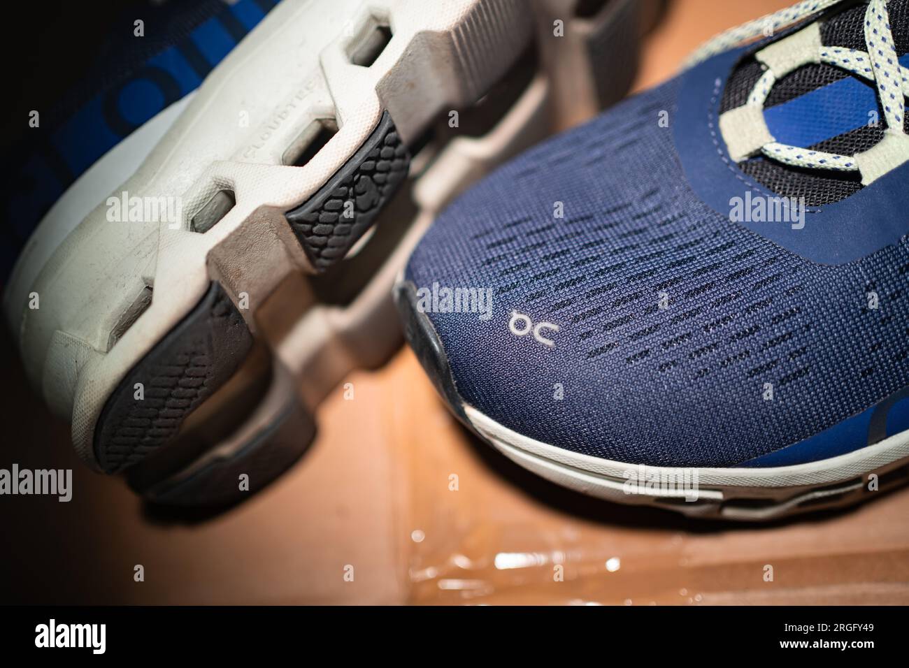 Bangkok, Thailand - 4. August 2023 : ON ist ein Unternehmen für Sportschuhe und Performance-Sportbekleidung mit Ursprung in der Schweiz. Stockfoto