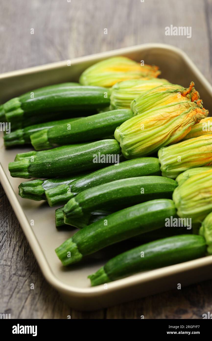 Zucchiniblumen in einem Tablett Stockfoto
