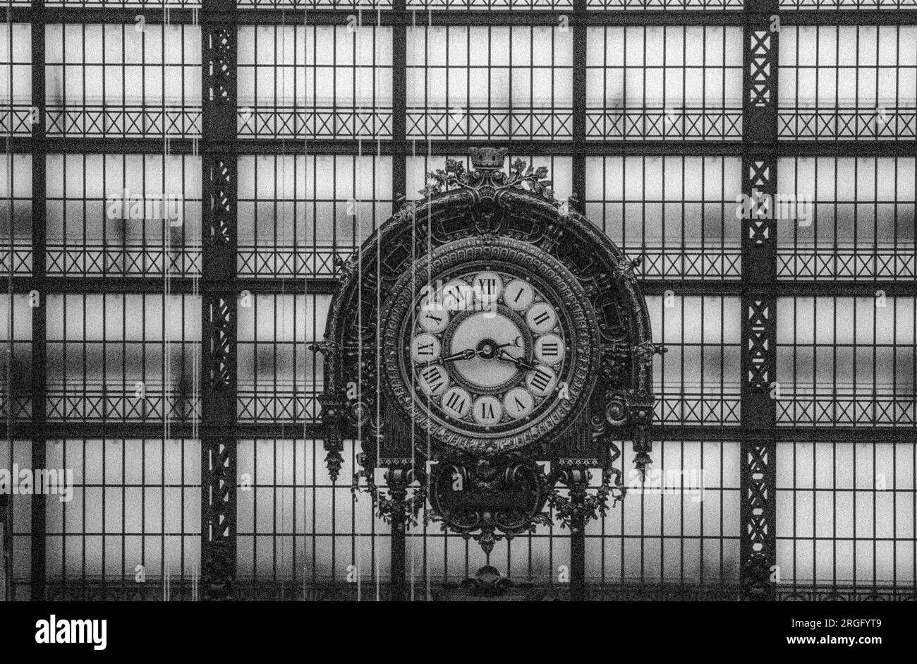 1990er Archiv Schwarzweißfoto von Menschen, die hinter der großen Uhr laufen, entworfen von Victor Laloux für den Gare d'Orsay, jetzt Musee d'Orsay, Paris. Stockfoto