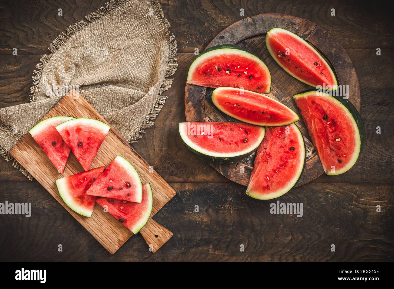 Frische Wassermelone in Scheiben auf rustikalem Holzhintergrund, Blick von oben Stockfoto