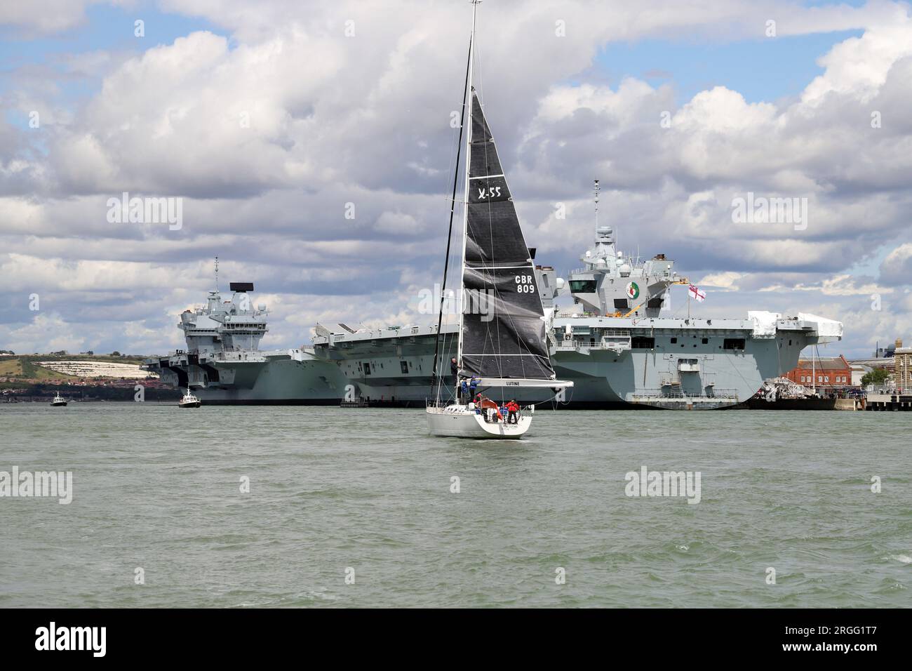 Royal Navy Aircraft Carrier, HMS Queen Elizabeth und HMS Prince of Wales werden in Portsmouth Dockyard gewartet, August 2023 Stockfoto
