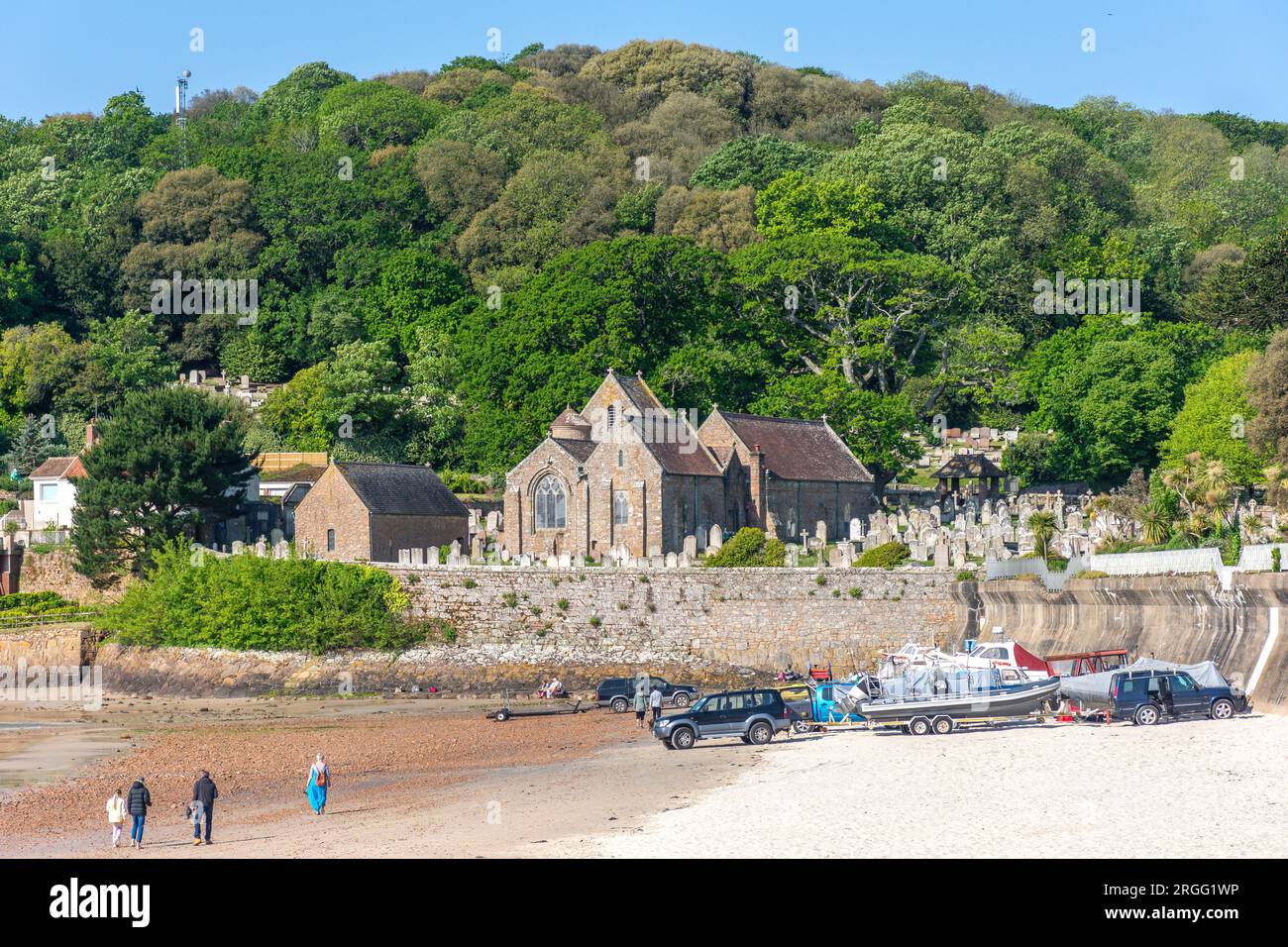 Saint Brélade's Church aus dem 12. Jahrhundert von Saint Brélade's Bay Beach, St Brélade Parish, Jersey, Kanalinseln Stockfoto