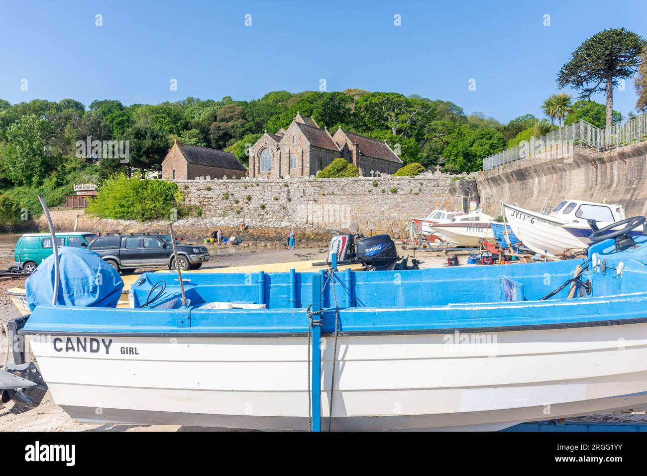 Saint Brélade's Church aus dem 12. Jahrhundert von Saint Brélade's Bay Beach, St Brélade Parish, Jersey, Kanalinseln Stockfoto