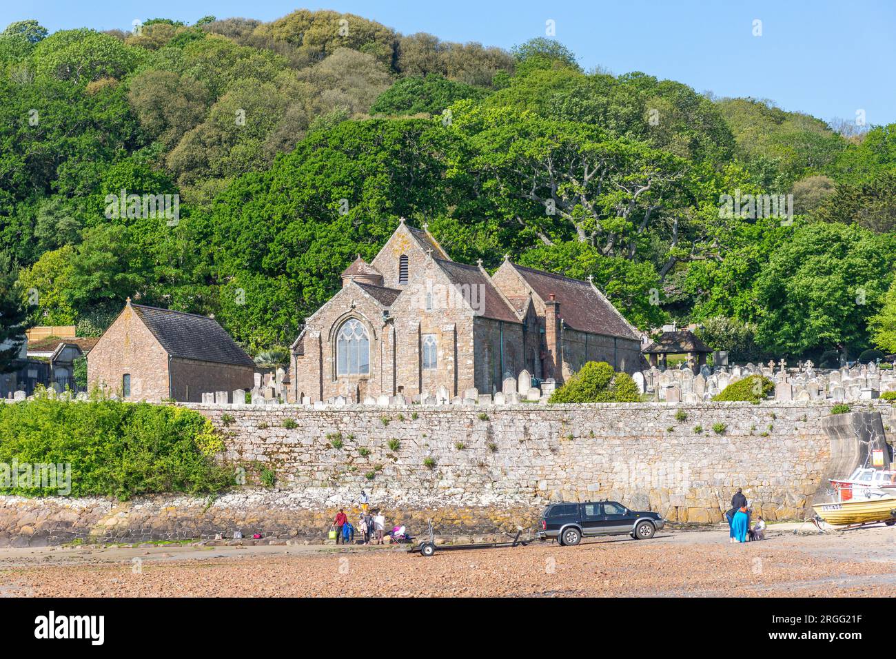 Saint Brélade's Church aus dem 12. Jahrhundert von Saint Brélade's Bay Beach, St Brélade Parish, Jersey, Kanalinseln Stockfoto
