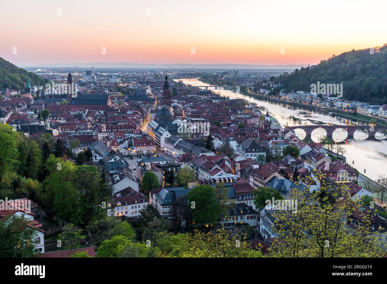Heidelberger Panorama mit Altstadt, alter Brücke und Neckar an einem sonnigen Frühlingsabend Stockfoto