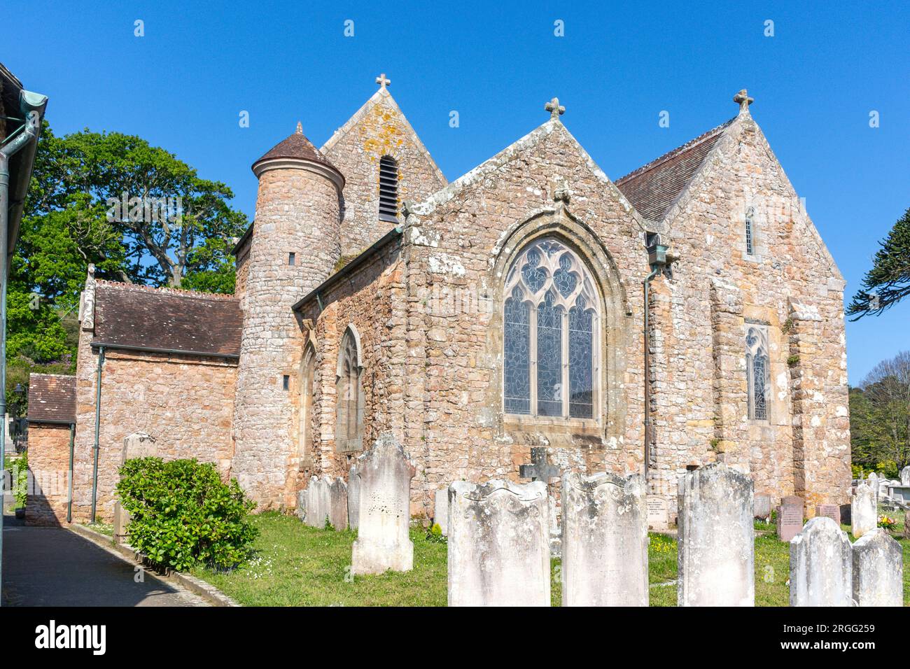 Saint Brélade's Church aus dem 12. Jahrhundert, Saint Brélade's Bay Beach, St Brélade Parish, Jersey, Kanalinseln Stockfoto