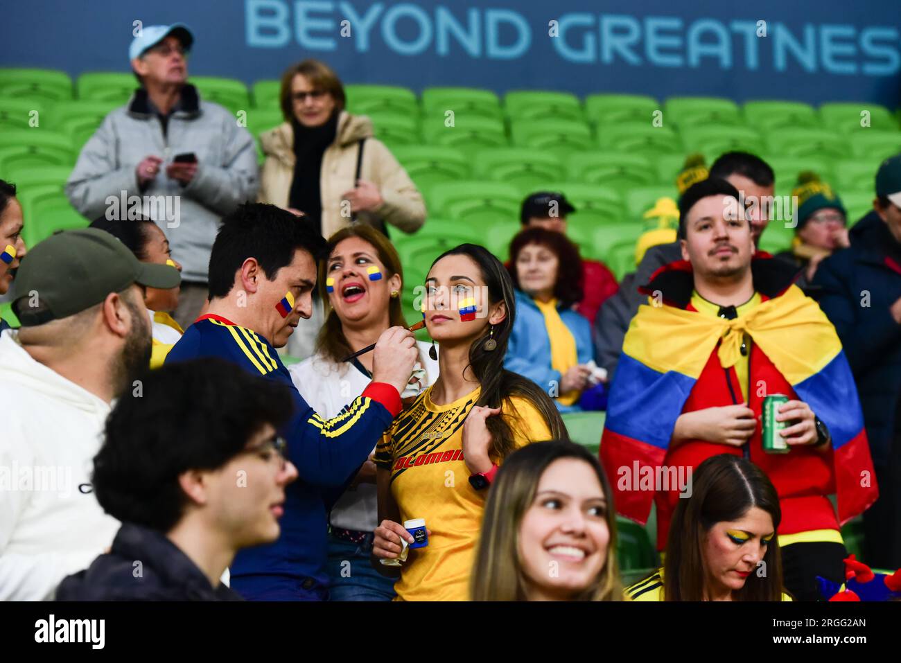 Fans werden dabei gesehen, wie sie sich auf das Spiel der FIFA Women's World Cup 2023 Runde 16 zwischen Kolumbien und Jamaika im Melbourne Rectangular Stadium vorbereiten. Endstand Kolumbien 1:0 Jamaika. (Foto: Alexander Bogatyrev / SOPA Images/Sipa USA) Stockfoto