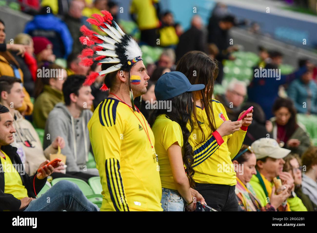 Fans werden dabei gesehen, wie sie sich auf das Spiel der FIFA Women's World Cup 2023 Runde 16 zwischen Kolumbien und Jamaika im Melbourne Rectangular Stadium vorbereiten. Endstand Kolumbien 1:0 Jamaika. (Foto: Alexander Bogatyrev / SOPA Images/Sipa USA) Stockfoto