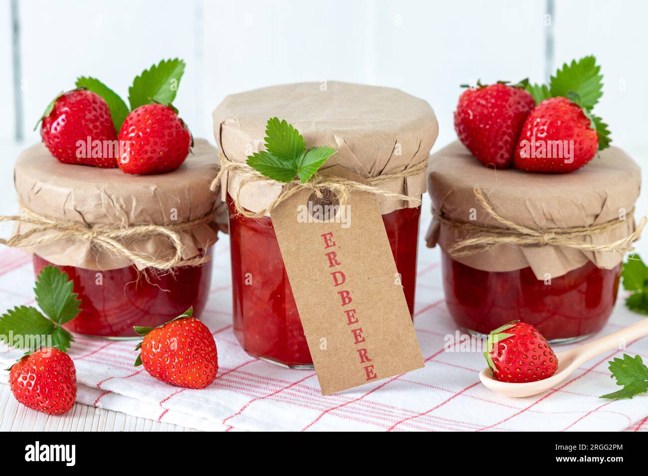Erdbeermarmelade in Gläsern hausgemacht Stockfoto