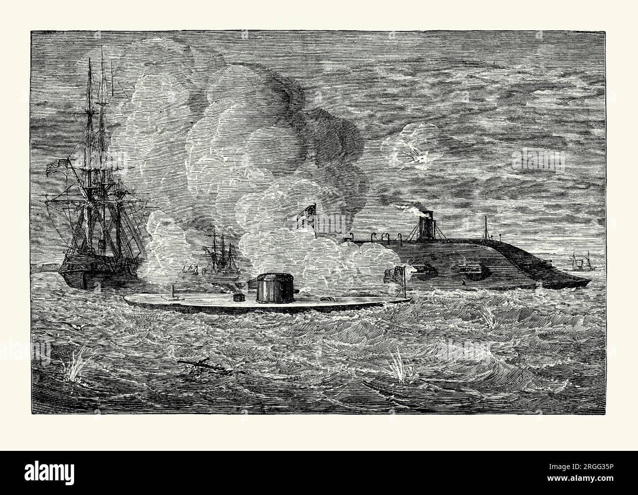 Eine alte Gravur der Seeschlacht zwischen der USS Monitor (Mitte) und der CSS Merrimack (oder Virginia – rechts) am 9. März 1862 während des Amerikanischen Bürgerkriegs. Es stammt aus einem amerikanischen Geschichtsbuch aus dem Jahr 1895. Diese Konfrontation fand in der Schlacht von Hampton Roads, Virginia, USA, statt (auch bekannt als die Schlacht von Monitor und Merrimack oder „Schlacht von Eisenkladeln“). Der Merrimack (oder der „Merrimac“ wurde aus Resten der Dampffregatte USS Merrimack gebaut und von der Konföderation in „CSS Virginia“ umbenannt). Die beiden Eisenklads kämpften etwa drei Stunden lang, aber das Duell endete unentschieden. Stockfoto