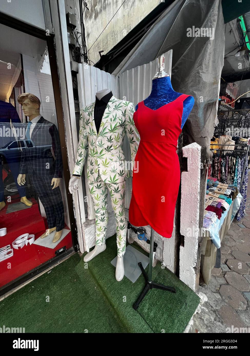 „Gras“-Anzug zum Verkauf im Schneiderladen in Ao Nang, Thailand Stockfoto