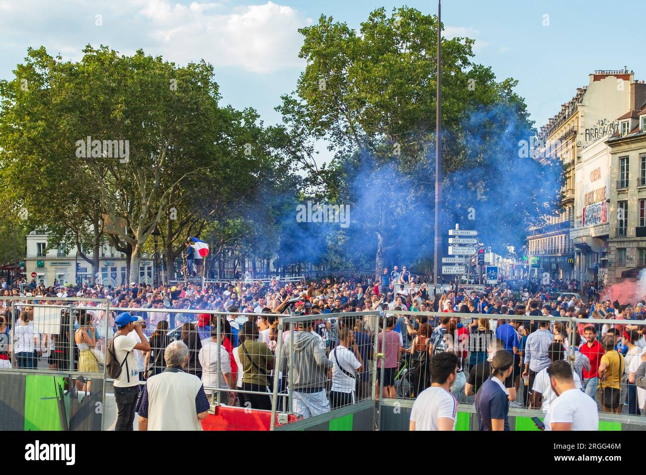 Paris, Frankreich, 2018. Blick auf den Place de la Bastille (damals im Renovierungsstadium) hinter Rauchwolken, als Frankreich die Fußballweltmeisterschaft gewann Stockfoto