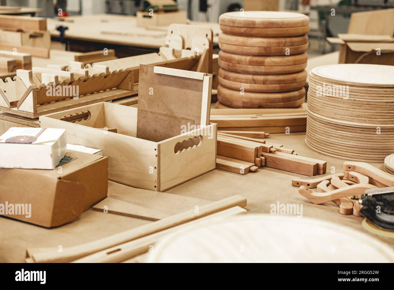 Behandelte Holzstücke auf einer Werkbank in einer Holzwerkstatt Stockfoto