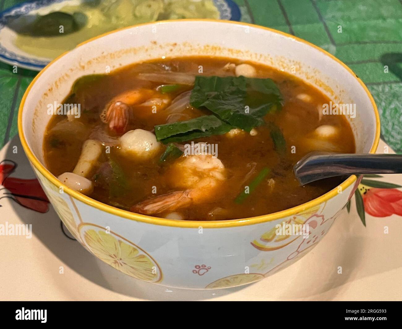 Tom Yum Suppe, eine scharfe Suppe mit Meeresfrüchten, in Thailand Stockfoto