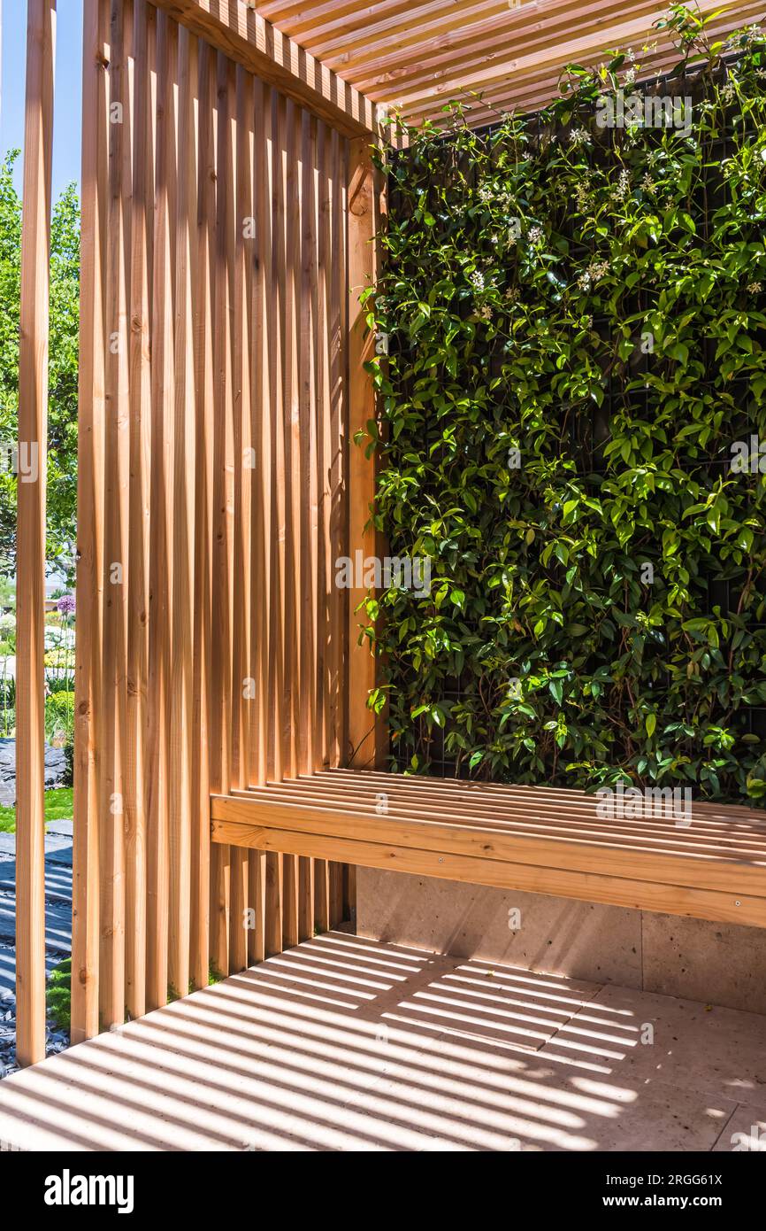 Holzdorn. Moderner Holzpavillon mit vertikalem Grün. Vordach im Wohngarten. Urbaner Pavillon. Ruhe, Entspannung im japanischen Garten im Sommer. Stockfoto