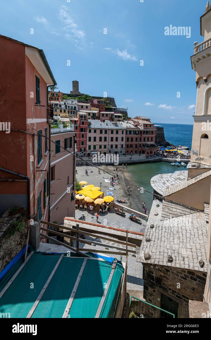 Gegenüber dem Doria Castle auf einem Felsen in Vernazza, einem der kleinen Fischerdörfer, die von Klippen hängen, viele mit pastellfarbenen Gebäuden sind Teil davon Stockfoto