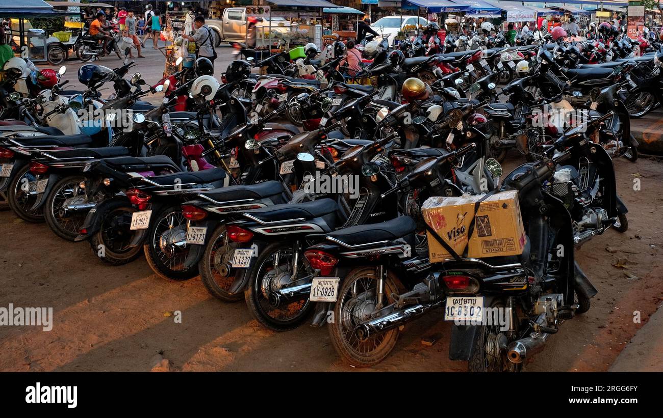 Siem Reap, Kambodscha, 22. Dezember 2018. Ein traditioneller asiatischer Moped-Parkplatz, voller Motorroller. Stockfoto