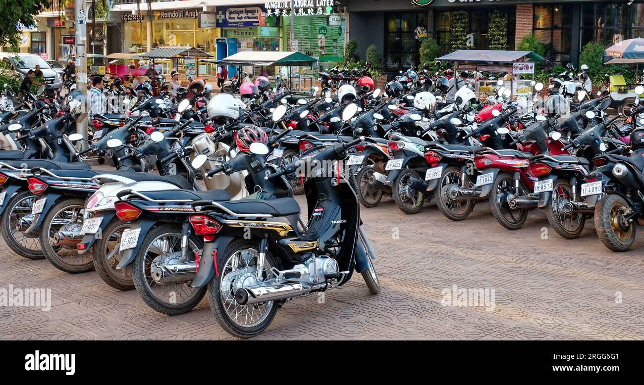 Siem Reap, Kambodscha, 22. Dezember 2018. Der belebte asiatische Parkplatz war voll mit Mopeds und Rollern. Stockfoto